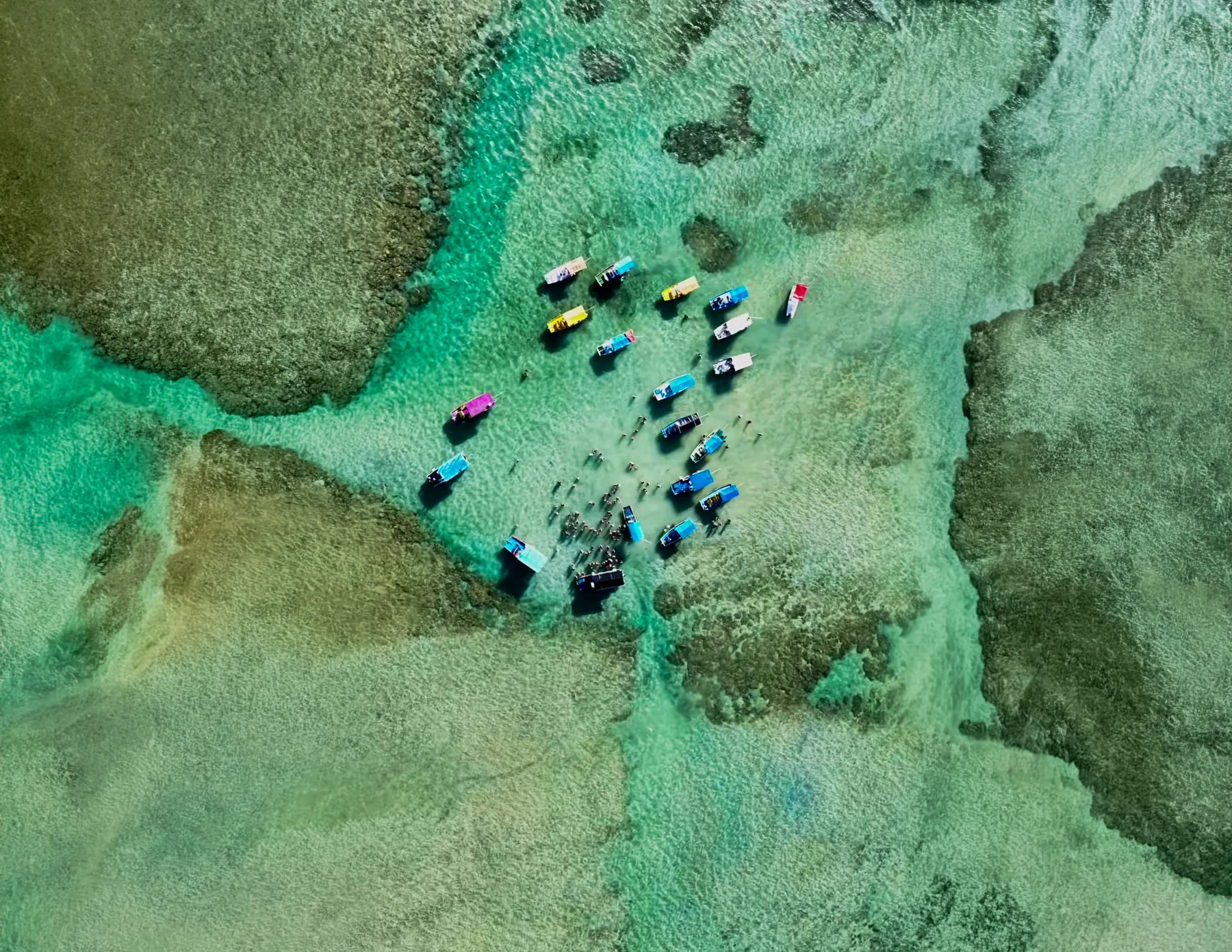 Vista aérea das jangadas sobre as águas transparentes das piscinas naturais de Milagres